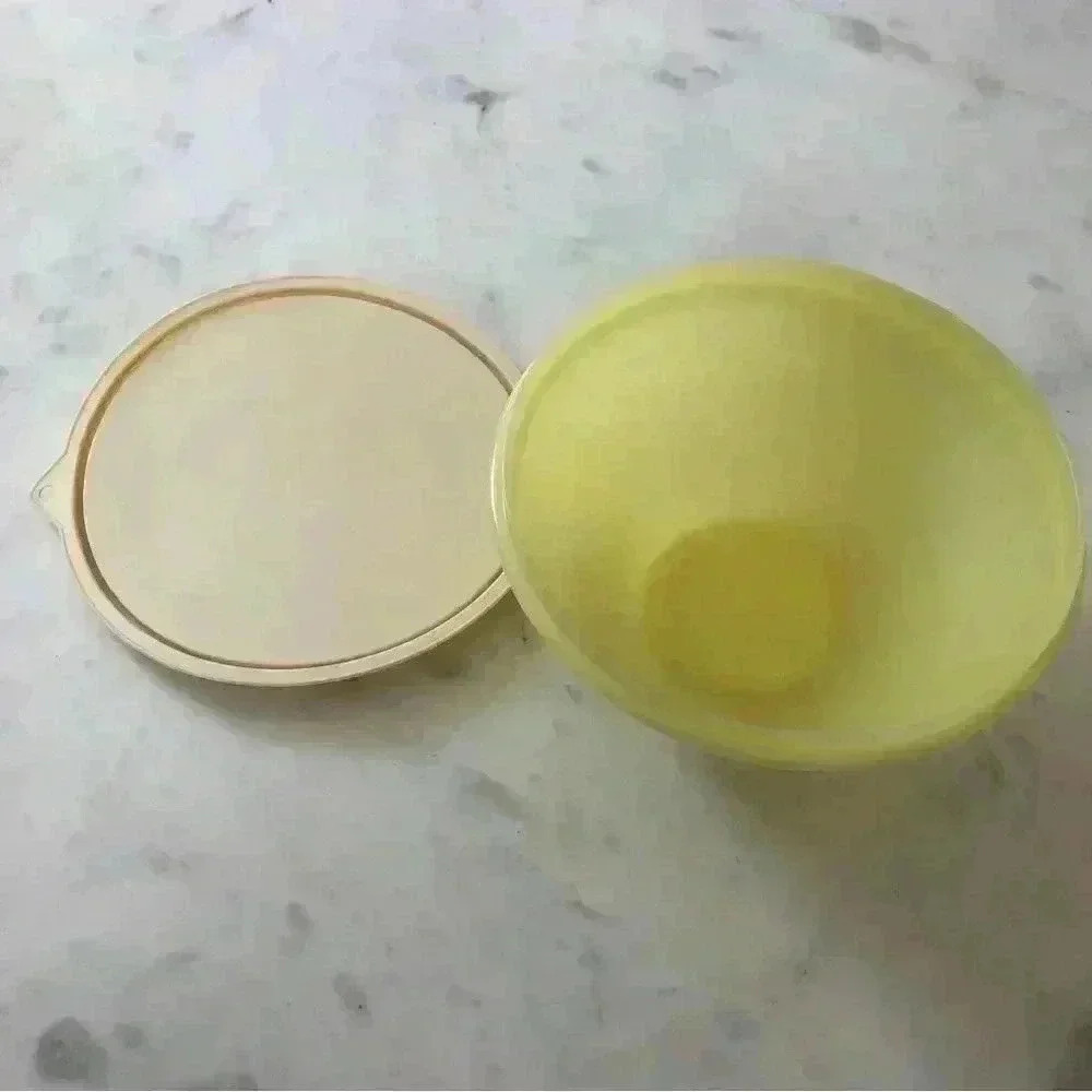 Vintage Tupperware bowl 235-29 in  yellow with Frig-o-Seal replacement lid - Picture 7 of 9
